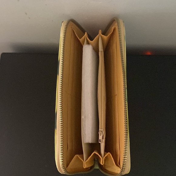 NWOT. Wallet avocado print - Picture 4 of 4